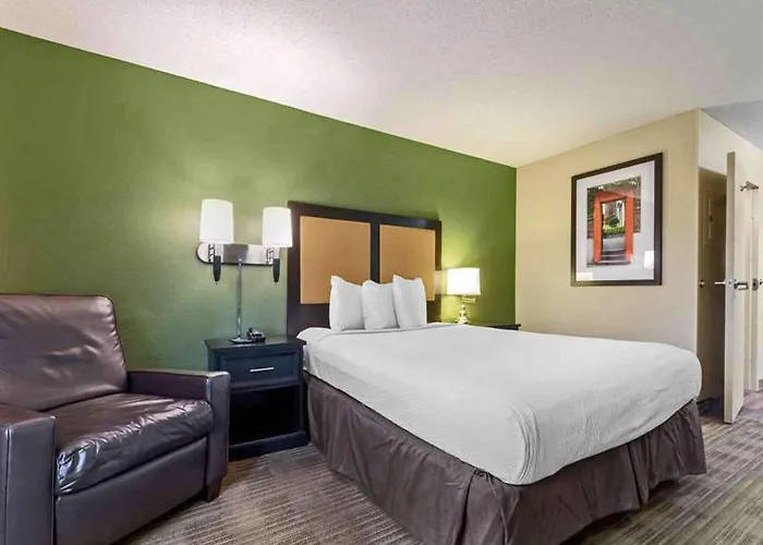Suburban Minneapolis Hotel 2*